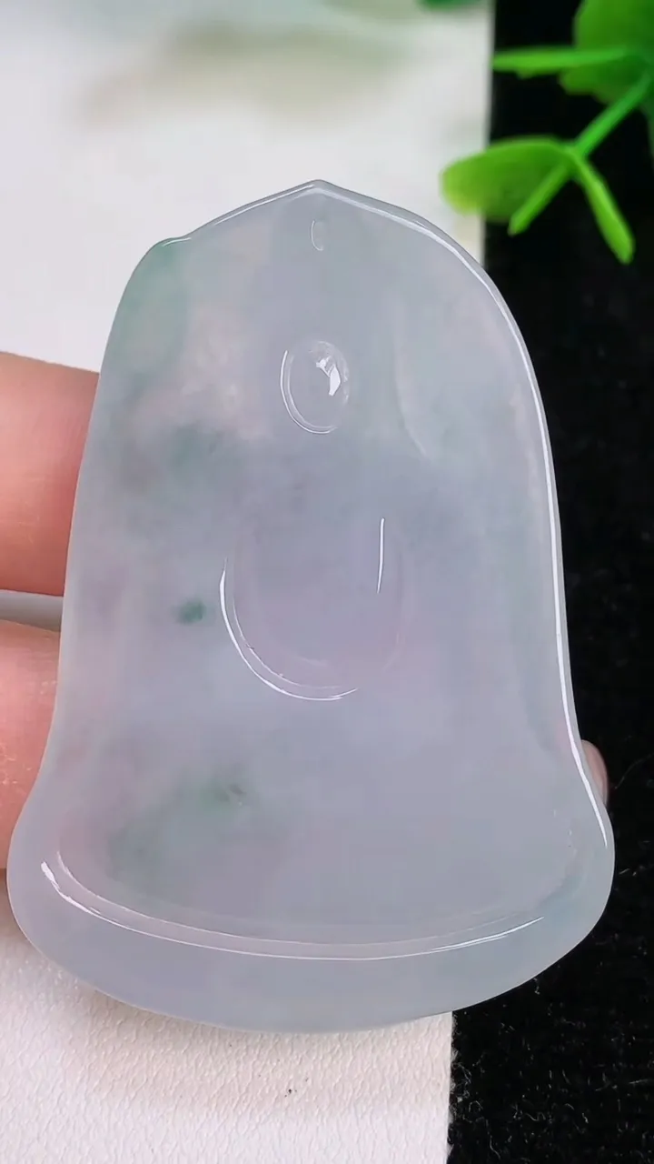 天然A货翡翠素衣观音菩萨吊坠，尺寸53-38.4-6，重量:22.50g
7月29日