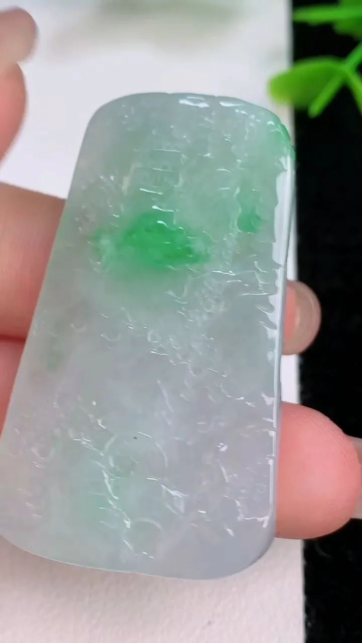 天然A货翡翠山水牌吊坠，尺寸47.4-26.8-7.6，重量:21.85g
7月29日