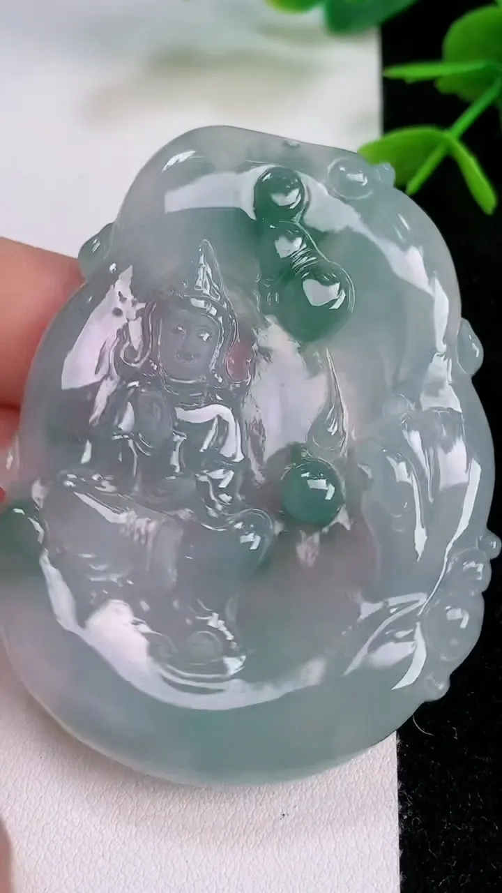 天然A货翡翠冰种飘花观音菩萨吊坠，尺寸61-46.4-5，重量:28.05g
7月29日