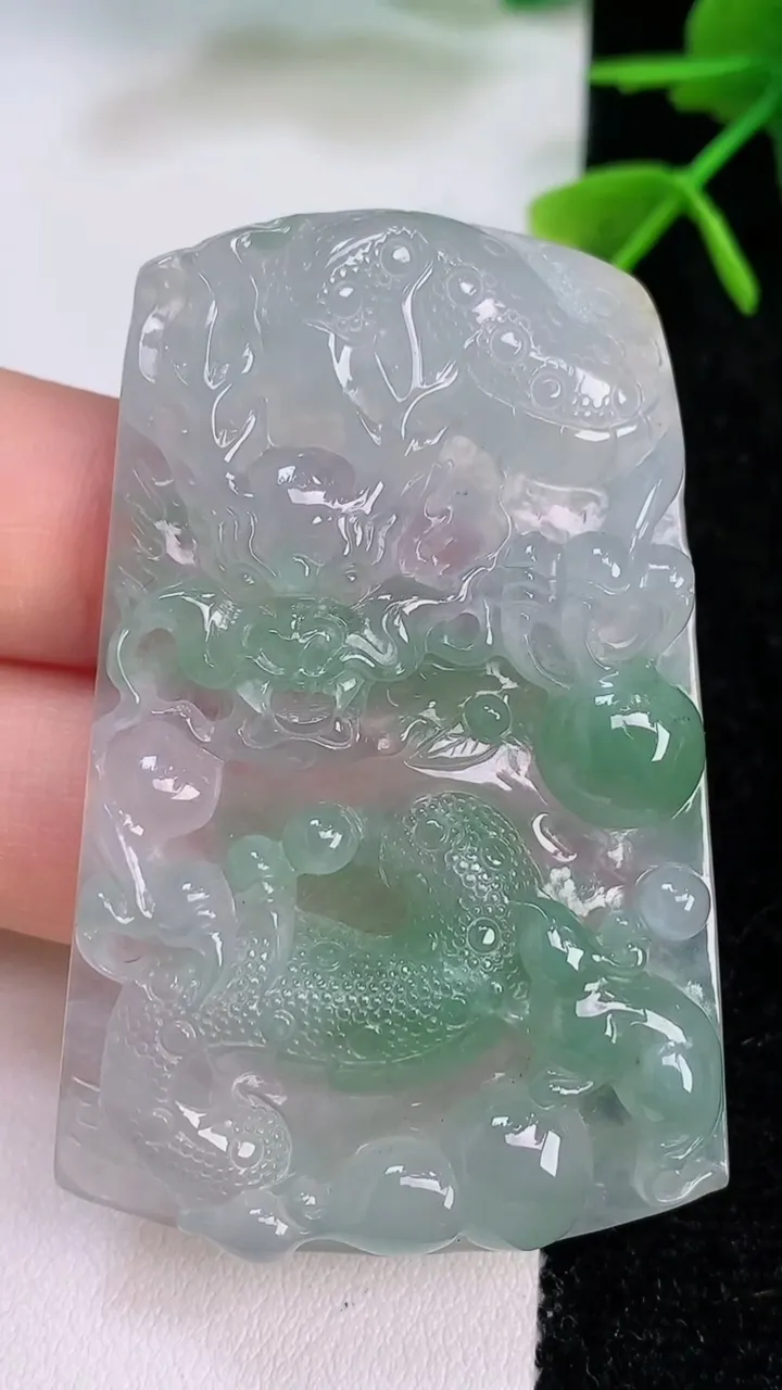 天然A货翡翠龙牌吊坠，尺寸55.7-36-6.8，重量:29.42g
7月29日