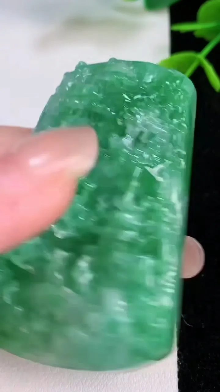 天然A货翡翠山水牌吊坠，尺寸62-40.2-11.2，重量:60.08g
7月29日
