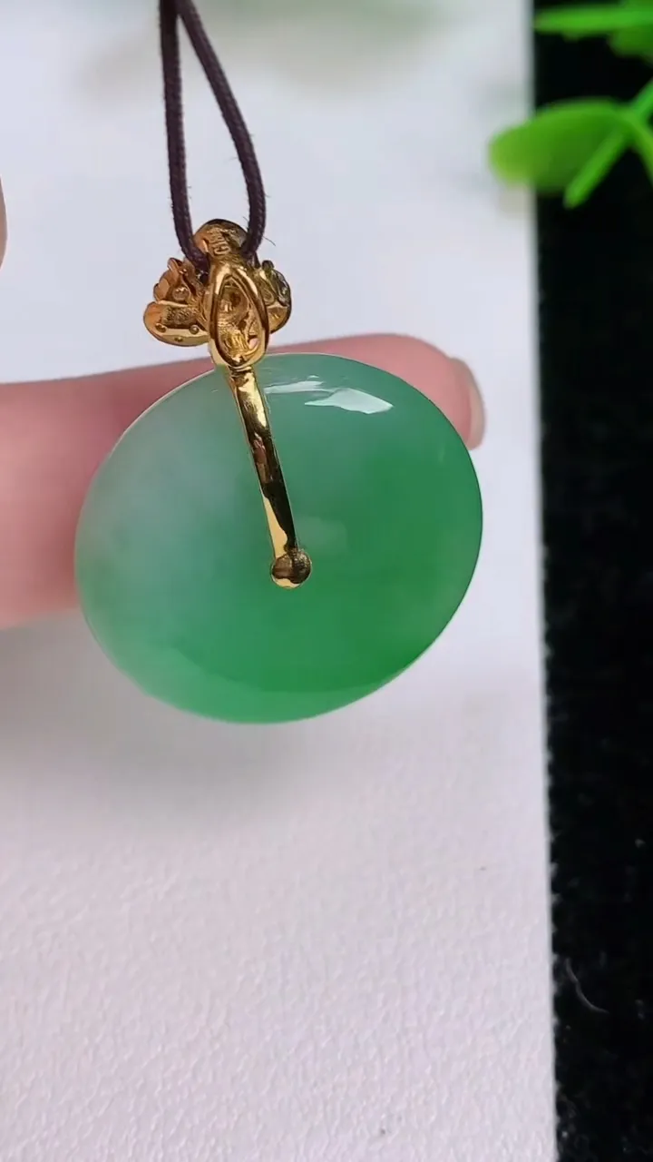 天然A货翡翠平安扣吊坠，尺寸23.8-6，重量:8.32g
7月29日