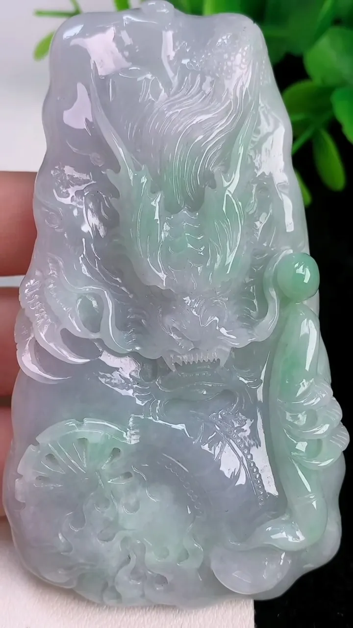 天然A货翡翠龙牌吊坠，尺寸84-48.8-9.6，重量:85.63g
7月29日