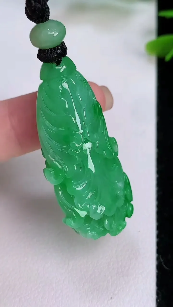 天然A货翡翠白菜吊坠，尺寸41.5-17.3-11.8，重量:17.73g
7月29日