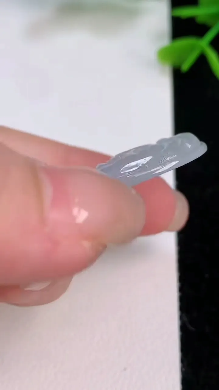 天然A货翡翠正装观音菩萨吊坠，尺寸51-36-4.2，重量:12.60g
7月29日