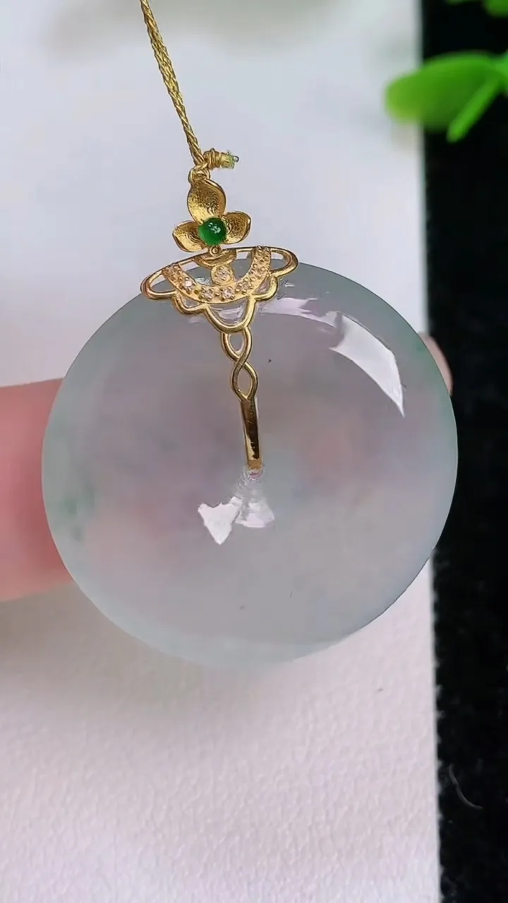 天然A货翡翠种飘花平安扣吊坠，尺寸28-5.7，重量:10.00g
7月29日
