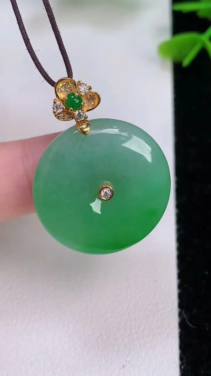 天然A货翡翠平安扣吊坠，尺寸23.8-6，重量:8.32g
7月29日