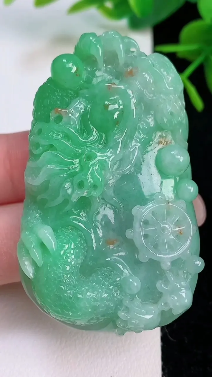 天然A货翡翠龙牌吊坠，尺寸57.2-35-13，重量:48.95g
7月29日