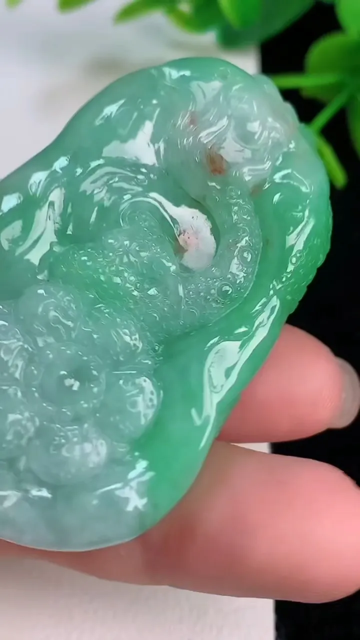 天然A货翡翠龙牌吊坠，尺寸57.2-35-13，重量:48.95g
7月29日