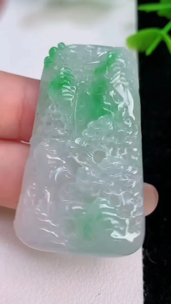 天然A货翡翠山水牌吊坠，尺寸47.4-26.8-7.6，重量:21.85g
7月29日
