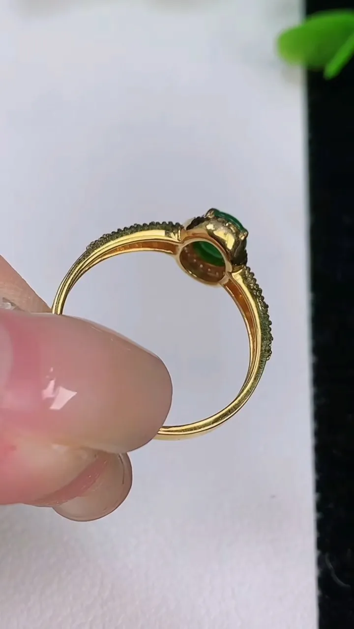 天然A货翡翠蛋面戒指，尺寸18.2-6-4.7，重量:1.38g2025年7月29日
工厂直销收藏佳品,种好水足，色泽均匀，有种有色，上手高大气！