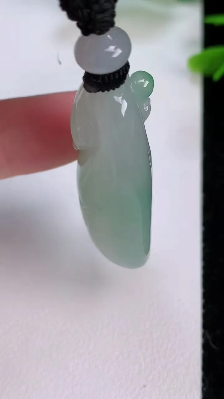 天然A货翡翠福瓜吊坠，尺寸38.6-20-12.5，重量:20.62g
7月29日