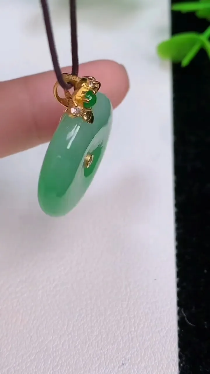 天然A货翡翠平安扣吊坠，尺寸23.8-6，重量:8.32g
7月29日