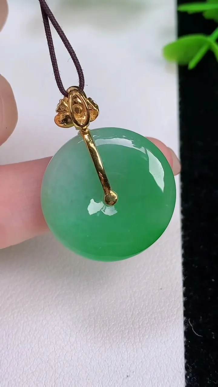 天然A货翡翠平安扣吊坠，尺寸23.8-6，重量:8.32g
7月29日