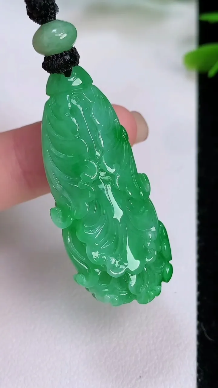 天然A货翡翠白菜吊坠，尺寸41.5-17.3-11.8，重量:17.73g
7月29日