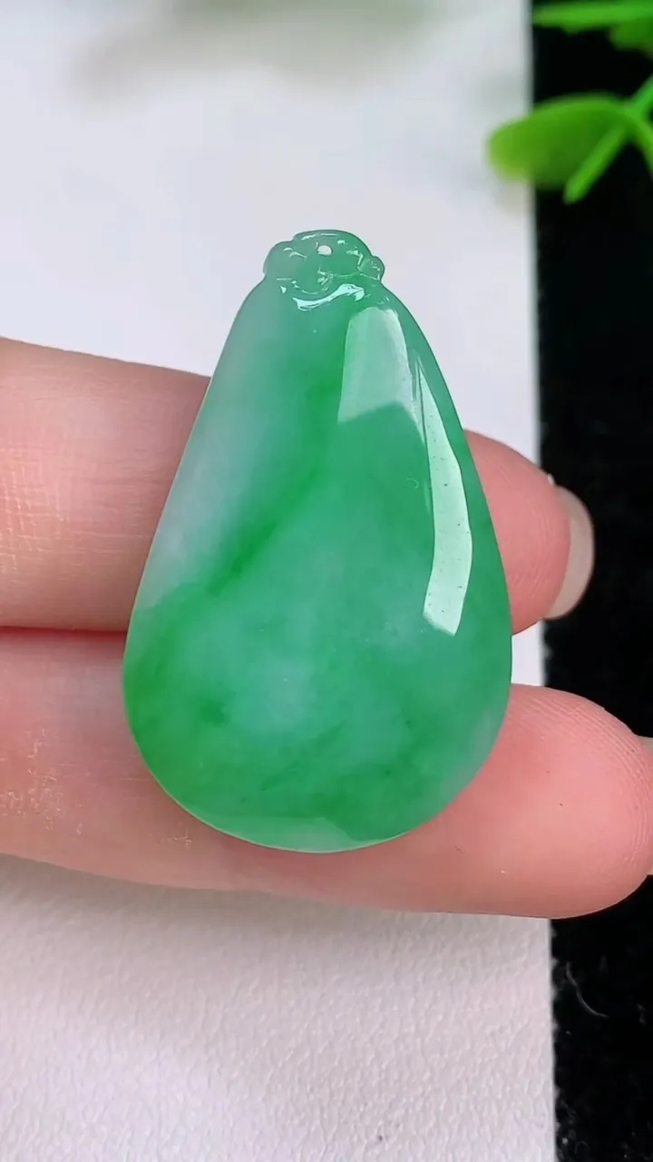 天然A货翡翠福瓜吊坠，尺寸33-20.8-9.8，重量:10.30g
7月29日