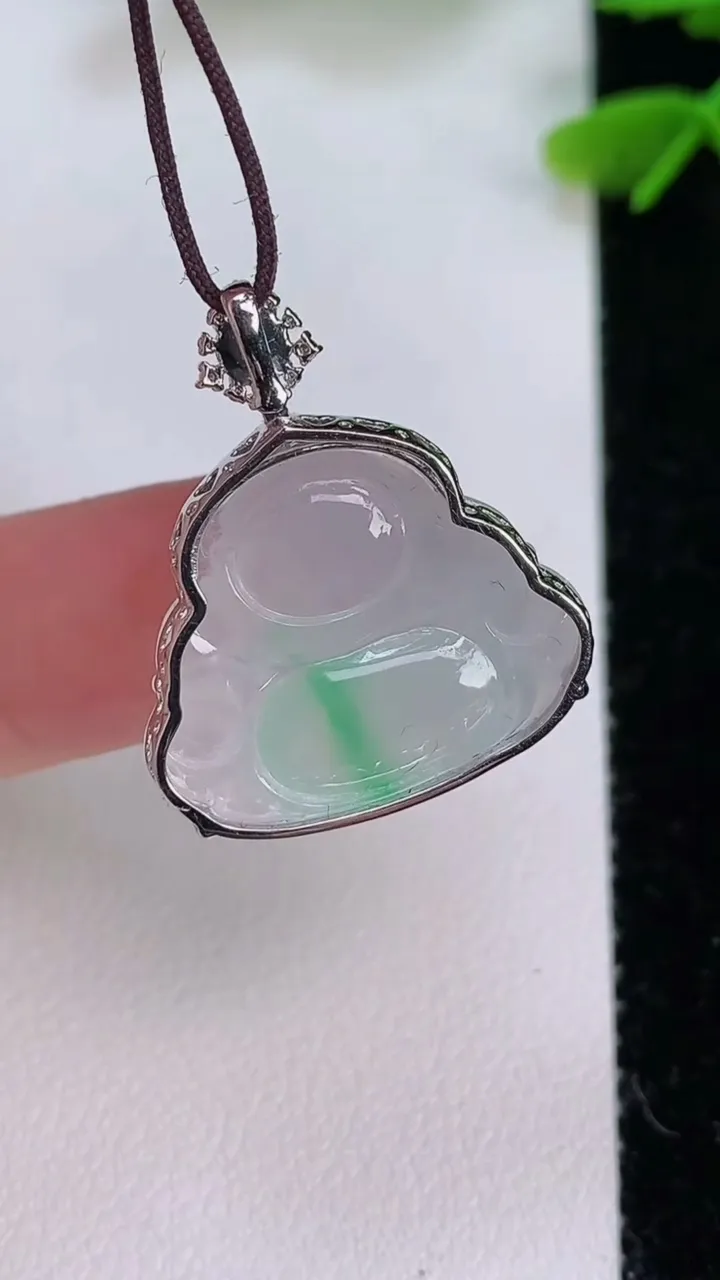 天然A货翡翠佛公吊坠，尺寸25.5-17.4-21.6-7，重量:3.58g
7月29日