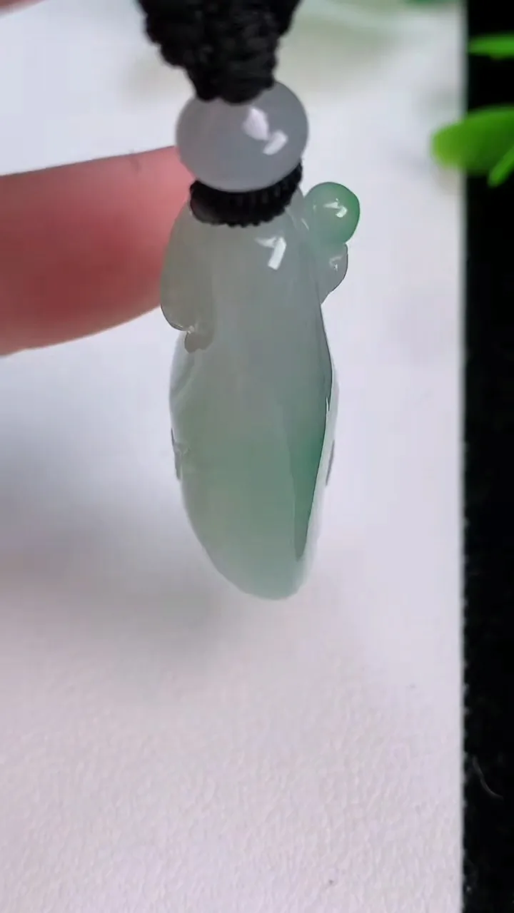 天然A货翡翠福瓜吊坠，尺寸38.6-20-12.5，重量:20.62g
7月29日