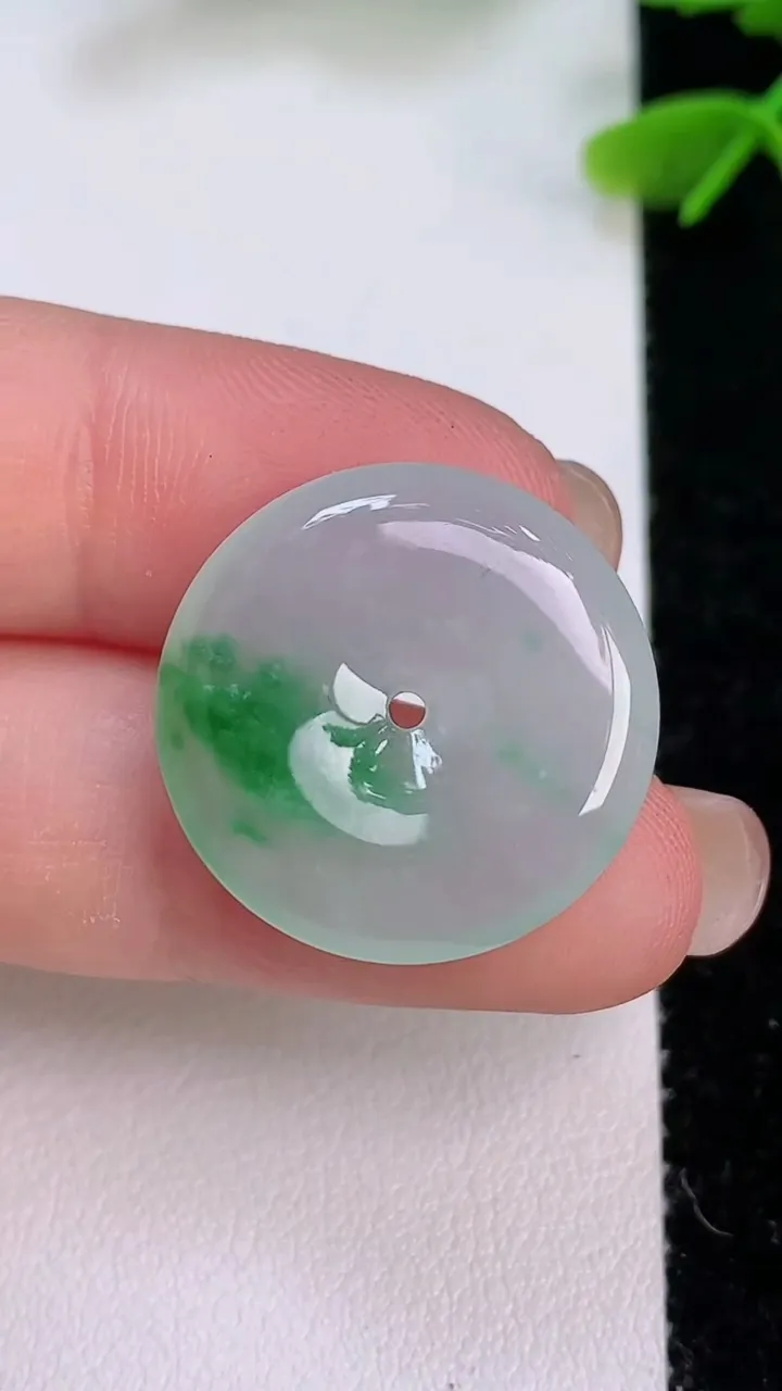 天然A货翡翠平安扣吊坠，尺寸22-4.5，重量:4.52g
7月29日