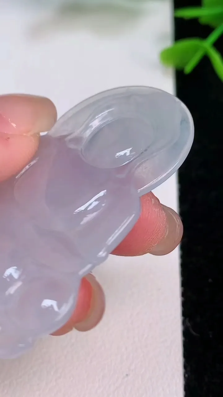 天然A货翡翠正装观音菩萨吊坠，尺寸51-36-4.2，重量:12.60g
7月29日