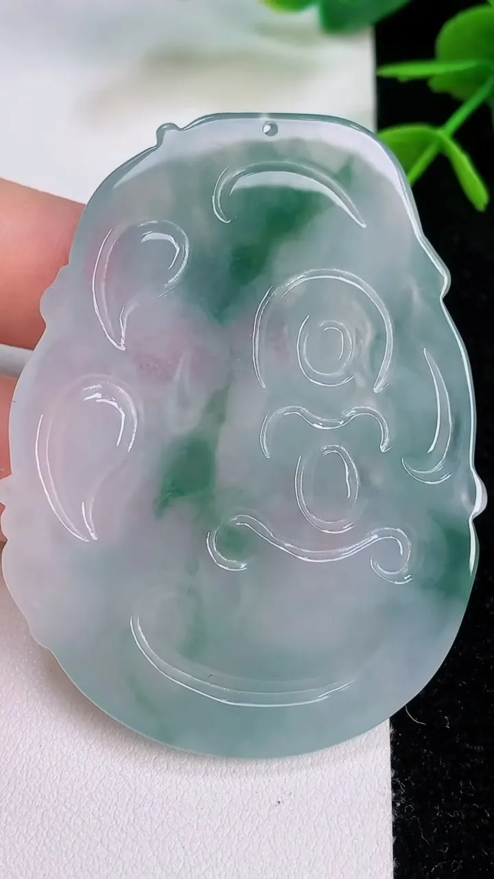 天然A货翡翠冰种飘花观音菩萨吊坠，尺寸61-46.4-5，重量:28.05g
7月29日