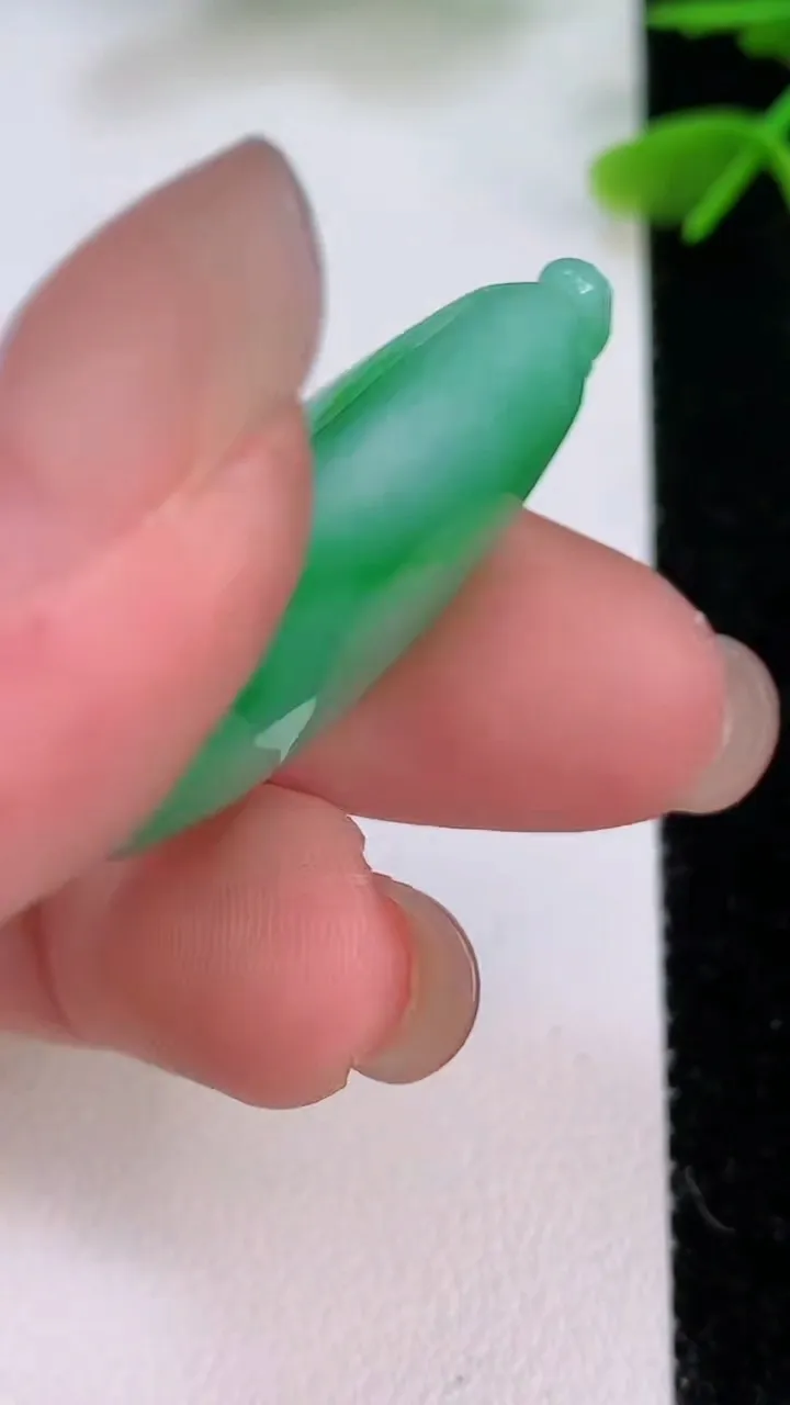 天然A货翡翠福瓜吊坠，尺寸33-20.8-9.8，重量:10.30g
7月29日