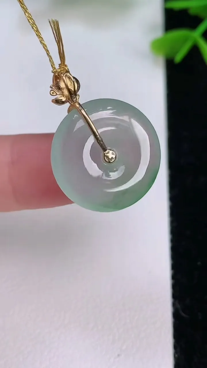 天然A货翡翠平安扣吊坠，尺寸18-4.4，重量:3.22g
7月29日