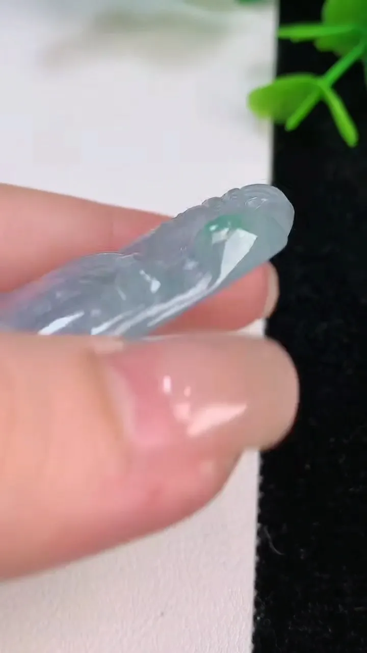 天然A货翡翠素衣观音菩萨吊坠，尺寸53-38.4-6，重量:22.50g
7月29日