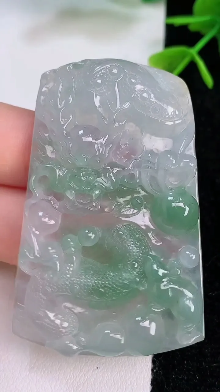 天然A货翡翠龙牌吊坠，尺寸55.7-36-6.8，重量:29.42g
7月29日