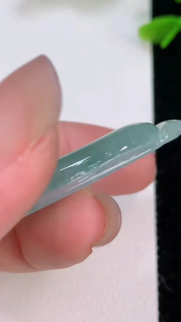 天然A货翡翠如意吊坠，尺寸40.5-24.4-5.3，重量:9.79g
7月29日