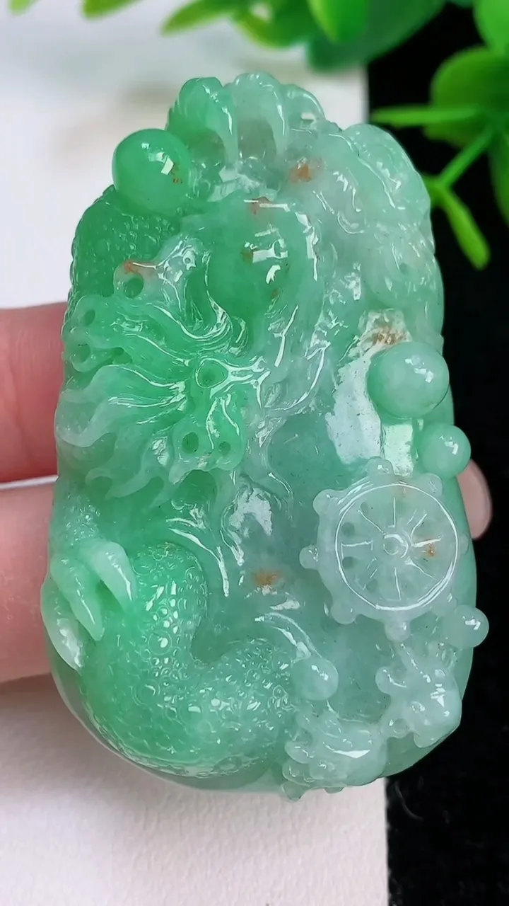 天然A货翡翠龙牌吊坠，尺寸57.2-35-13，重量:48.95g
7月29日