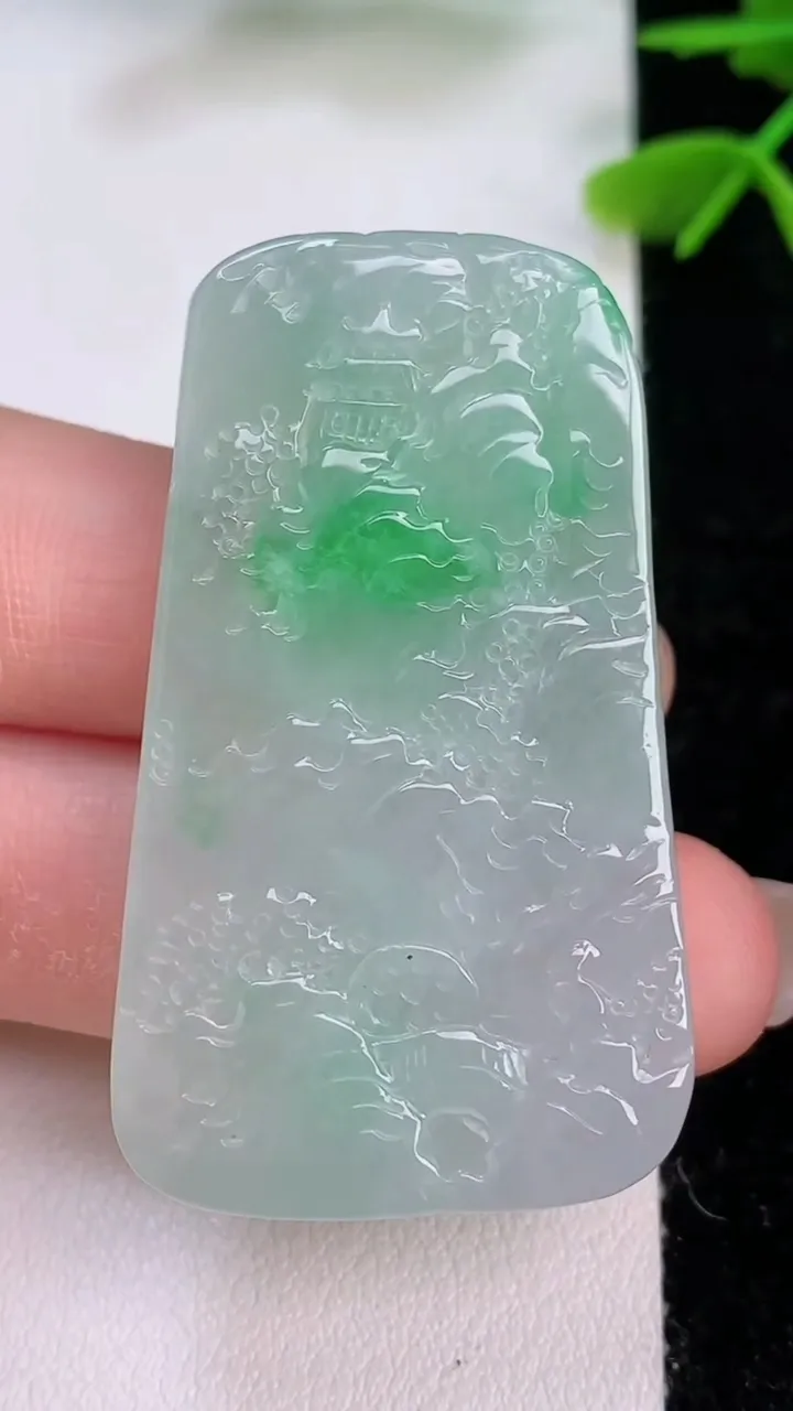天然A货翡翠山水牌吊坠，尺寸47.4-26.8-7.6，重量:21.85g
7月29日