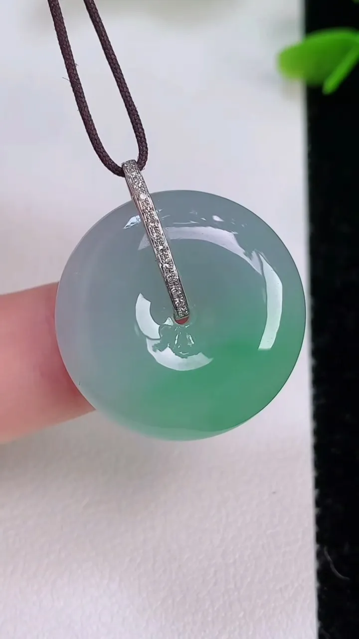 天然A货翡翠平安扣吊坠，尺寸23-6.6，重量:7.64g
7月29日
