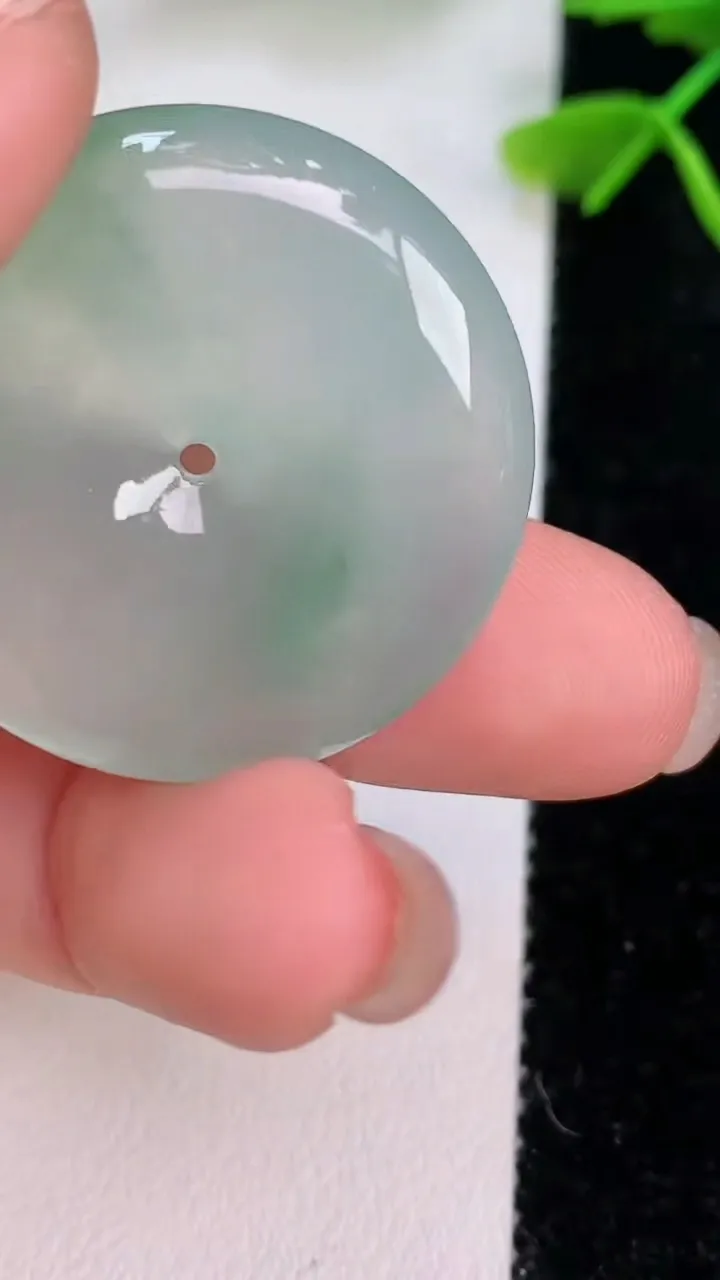 天然A货翡翠平安扣吊坠，尺寸30.8-5.7，重量:11.67g
7月29日