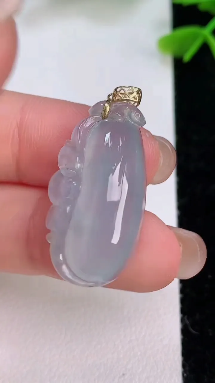 天然A货翡翠种白冰福瓜吊坠，尺寸31-15-6.6，重量:4.74g
7月29日