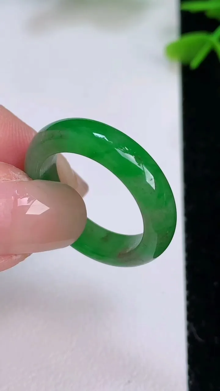 天然A货翡翠指环 戒指，尺寸18.5-5.2-3.3，重量:3.91g2025年7月29日
工厂直销