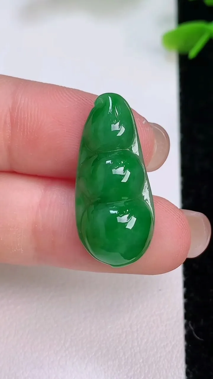 天然A货翡翠福豆吊坠，尺寸26.6-12-6.2，重量:2.88g
7月29日