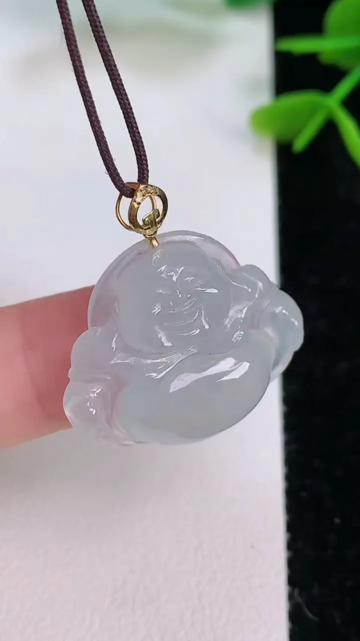 天然A货翡翠种白冰佛公吊坠，尺寸21.6-25-6，重量:4.73g
7月29日