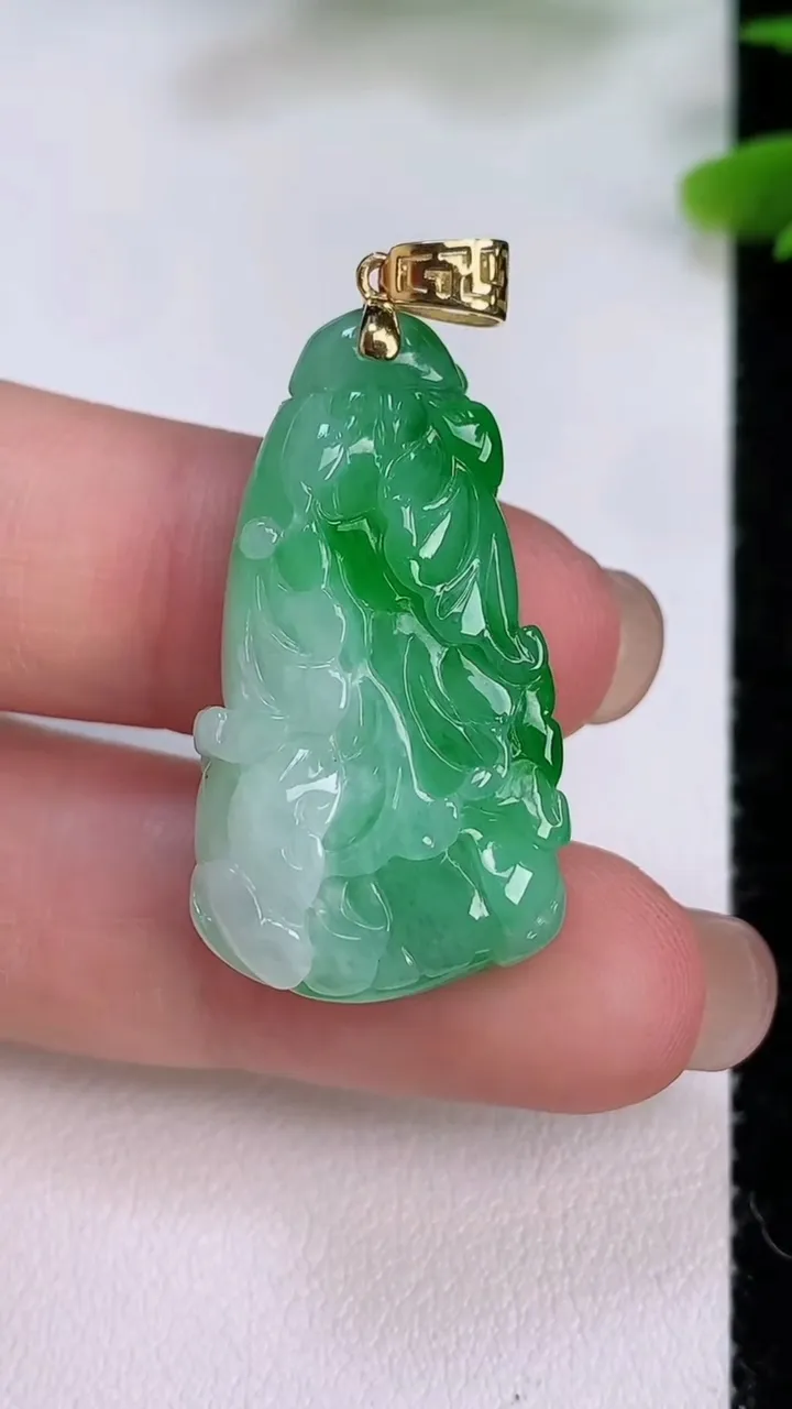 天然A货翡翠白菜吊坠，尺寸31-17.3-7.2，重量:7.57g
7月29日