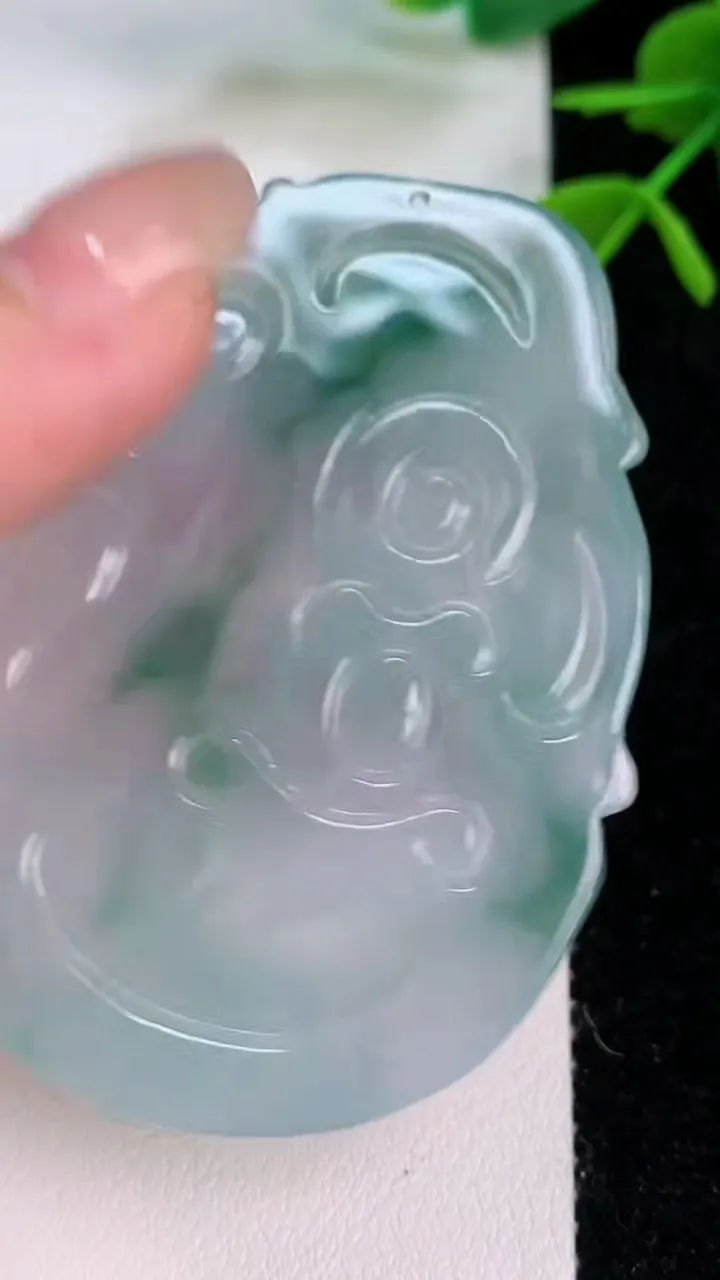 天然A货翡翠冰种飘花观音菩萨吊坠，尺寸61-46.4-5，重量:28.05g
7月29日