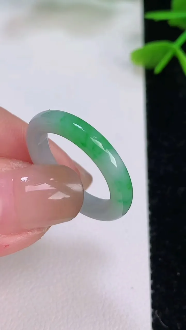 天然A货翡翠指环戒指，尺寸17.4-3.5-3，重量:2.28g2025年7月29日
工厂直销收藏佳品,种好水足，色泽均匀，有种有色，上手高大气！