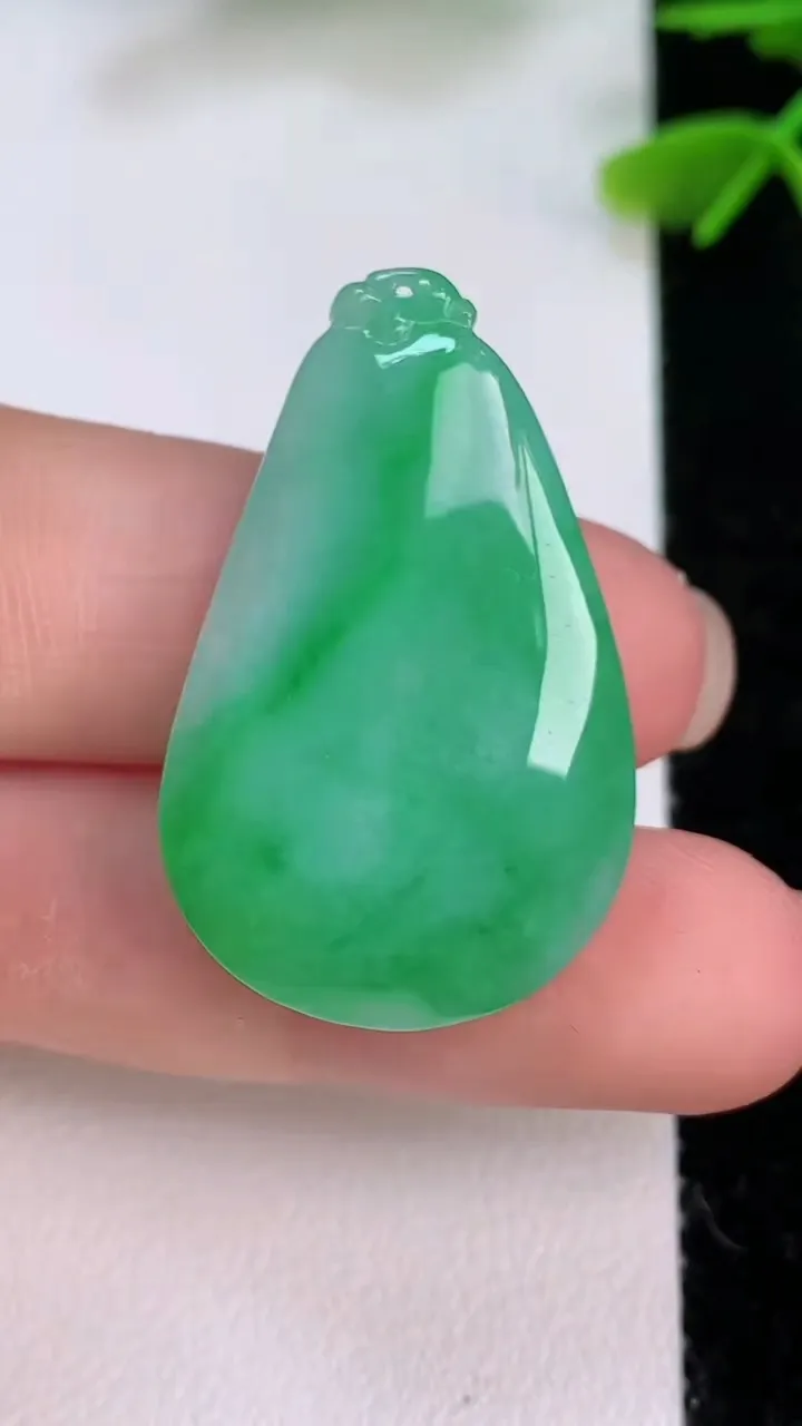 天然A货翡翠福瓜吊坠，尺寸33-20.8-9.8，重量:10.30g
7月29日