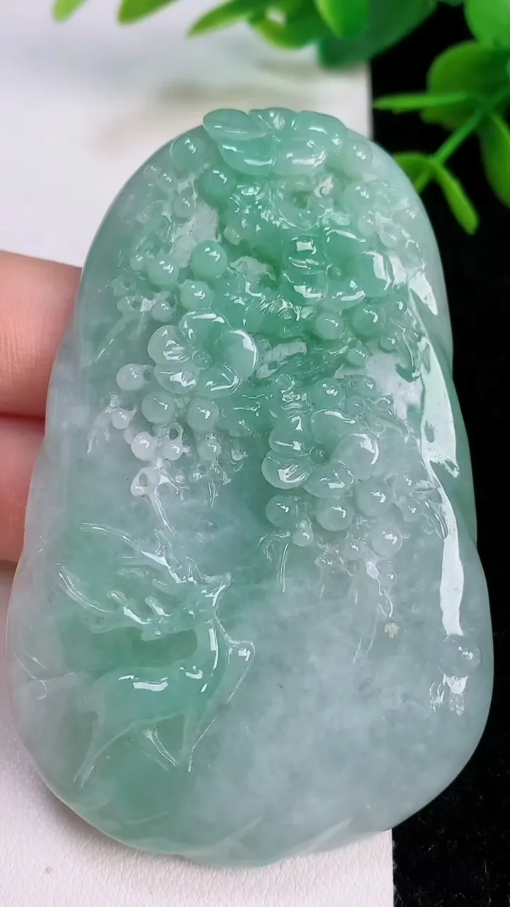 天然A货翡翠梅花鹿吊坠，尺寸73.3-48.7-9.7，重量:63.55g
7月29日