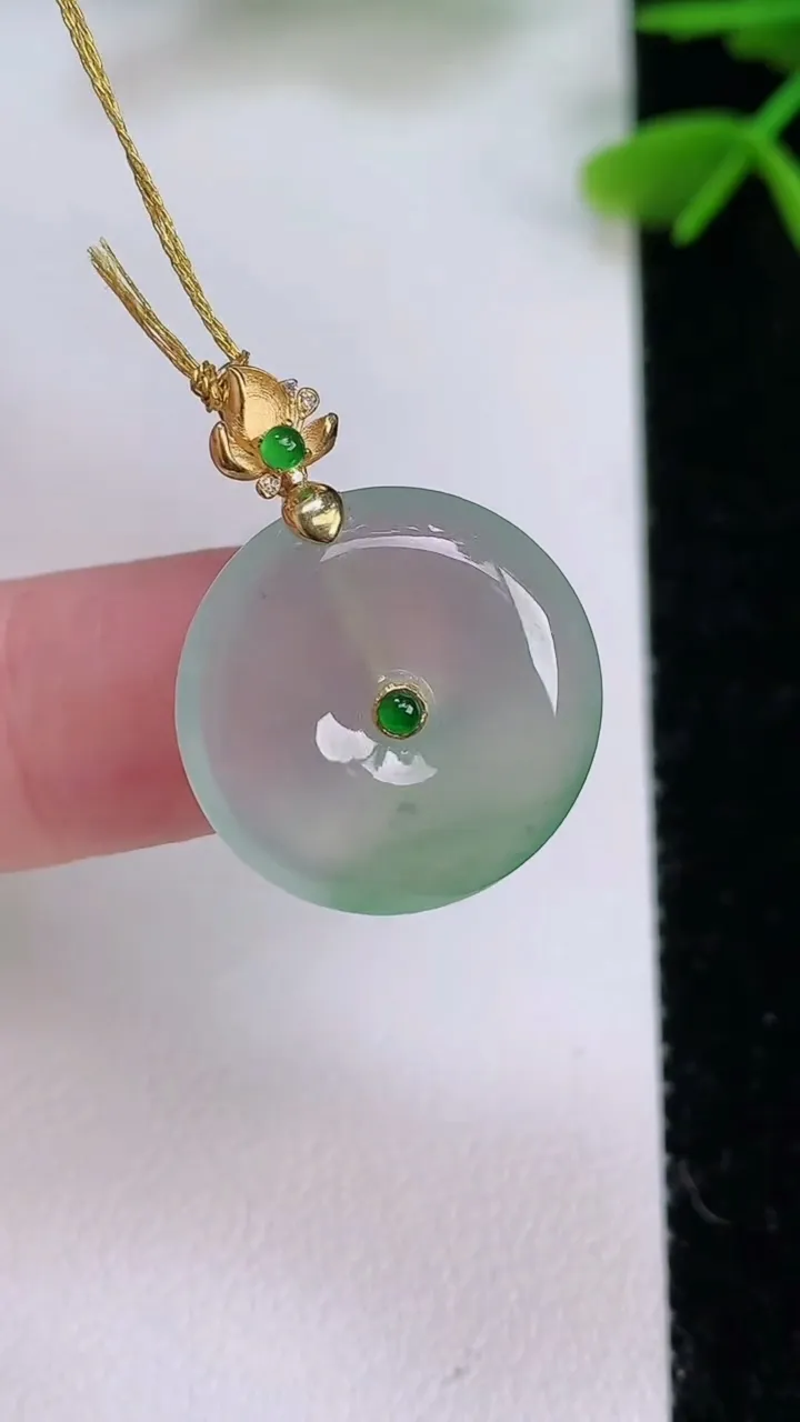 天然A货翡翠平安扣吊坠，尺寸18-4.4，重量:3.22g
7月29日