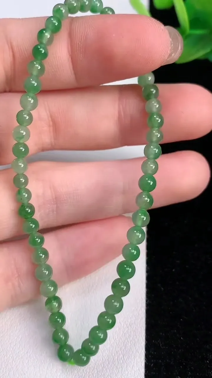 天然A货翡翠小米珠手串，尺寸4，重:5.02g7月30日
工厂直销收藏佳品,种好水足，色泽均匀，有种有色，上手高大气！
