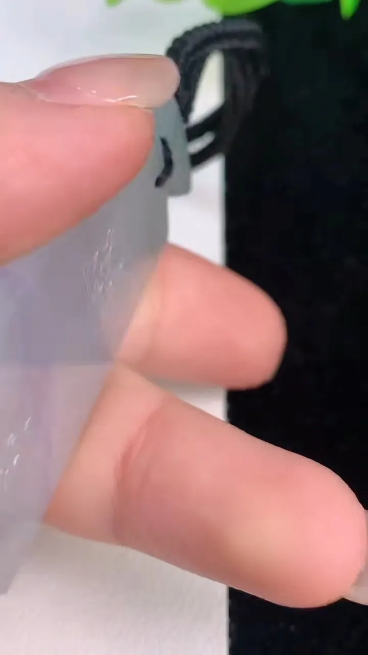 天然A货翡翠冰种紫罗兰仿古无事牌吊坠，尺寸47-27.7-5.5，重量:23.88g
7月30日