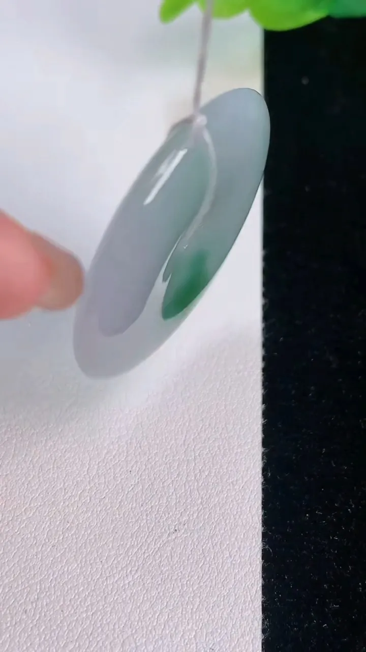 天然A货翡翠平安扣吊坠，尺寸36-5.6，重量:15.26g
7月30日