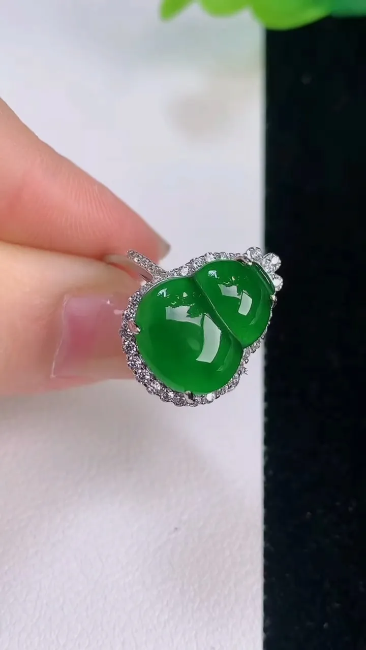 天然A货翡翠葫芦戒指，尺寸15-12，重量:3.12g2025年7月30日
工厂直销收藏佳品,种好水足，色泽均匀，有种有色，上手高大气！