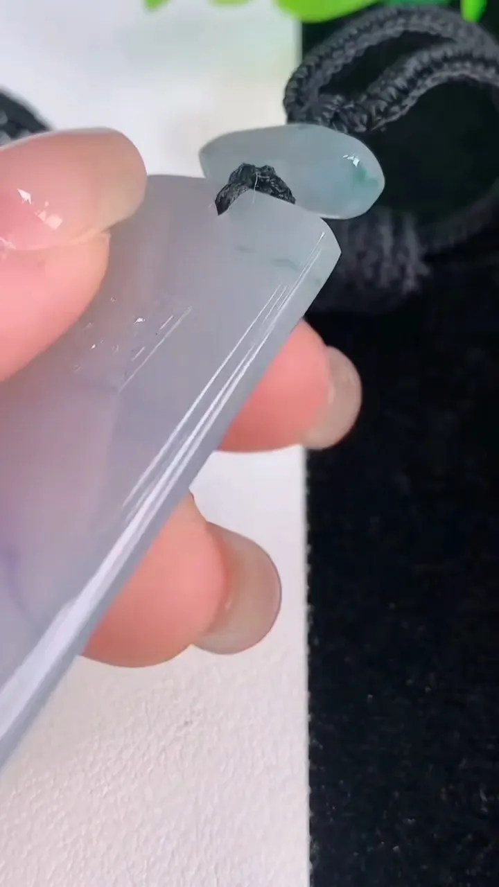 天然A货翡翠冰种紫罗兰仿古无事牌吊坠，尺寸47-27.7-5.5，重量:23.88g
7月30日