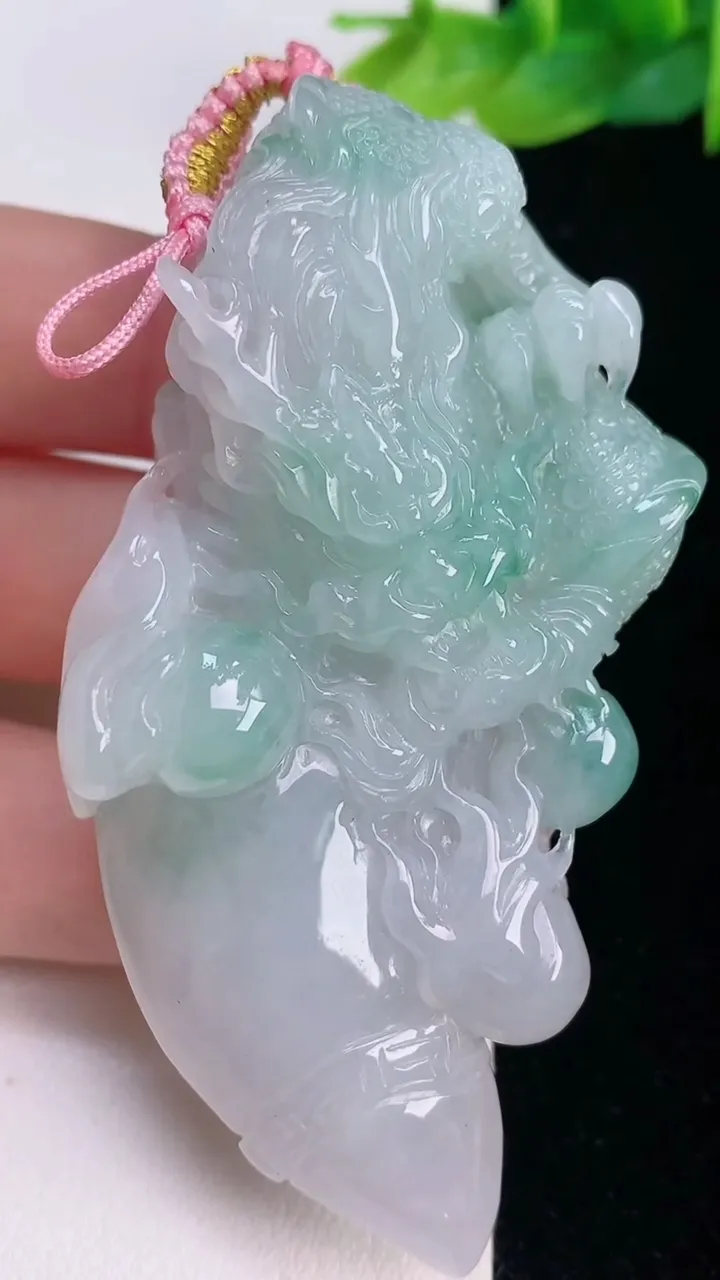 天然A货翡翠龙牌吊坠，尺寸73.7-42.4-18，重量:67.85g
7月30日